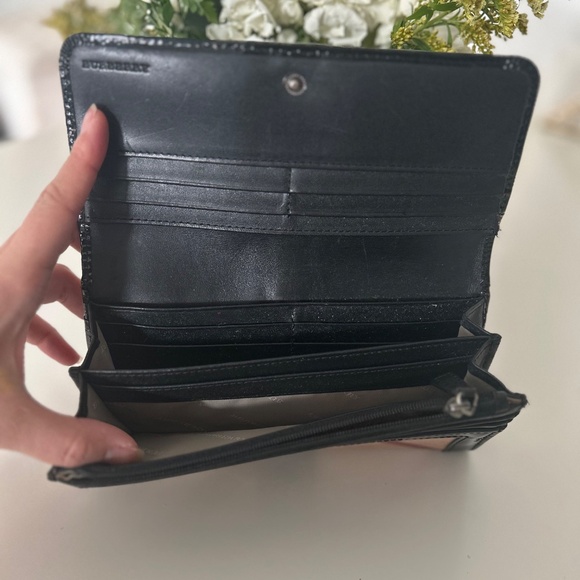 Stylish Checkered Wallet Burberry - Picture 3 of 3